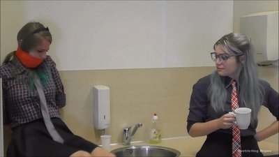 Dependentă / legată și călușată / doamnă în primejdie